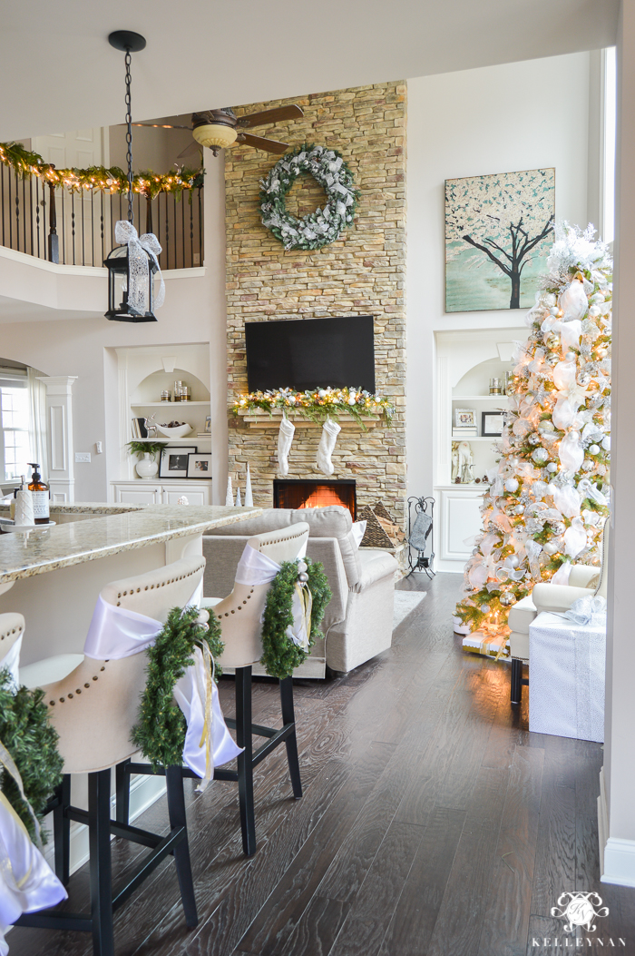 How to decorate a living room for Christmas