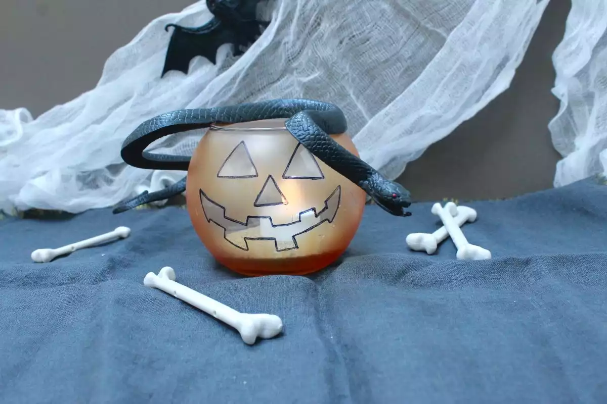 How to make the Jack-O-Lantern candle