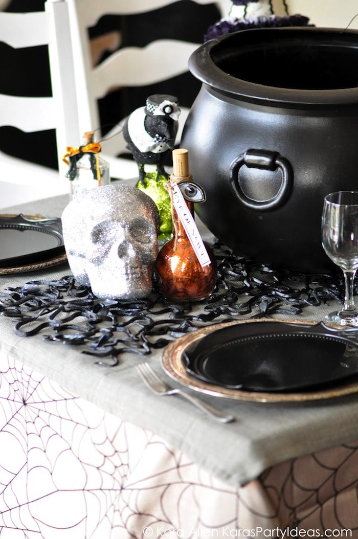 How to set a scarry halloween table decor