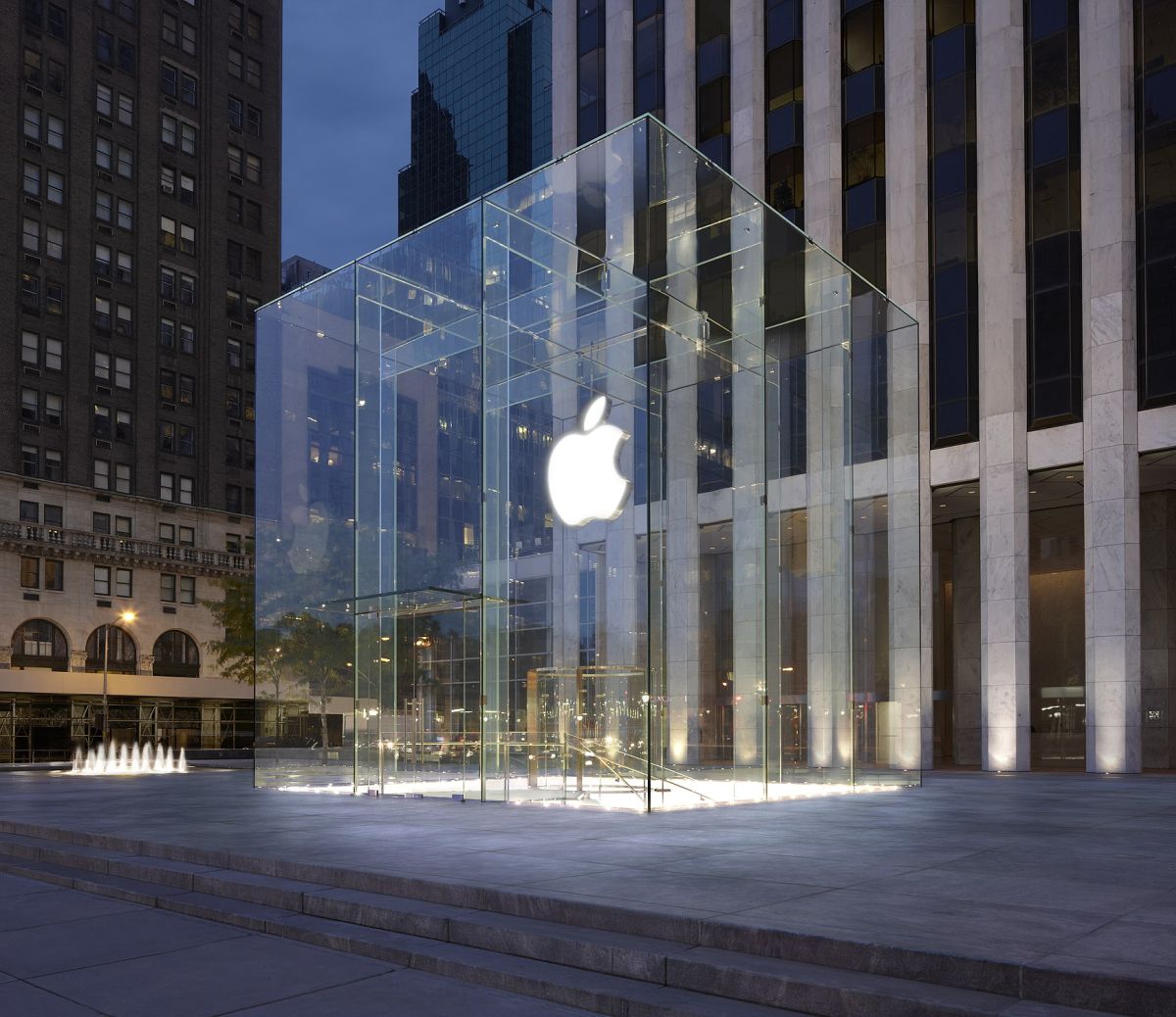 Iconic Apple Glass cube from 5th Avenue