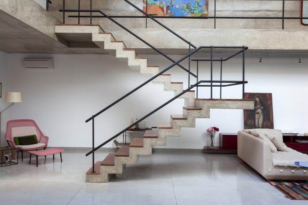 Jardins House concrete and steel staircase CR2 Arquitetura 1024x683