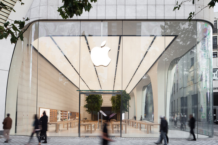 Jonathan Ive unveiled in Brussels Apple Store