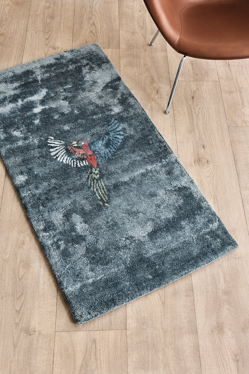 Bamboo rug with a parrot design