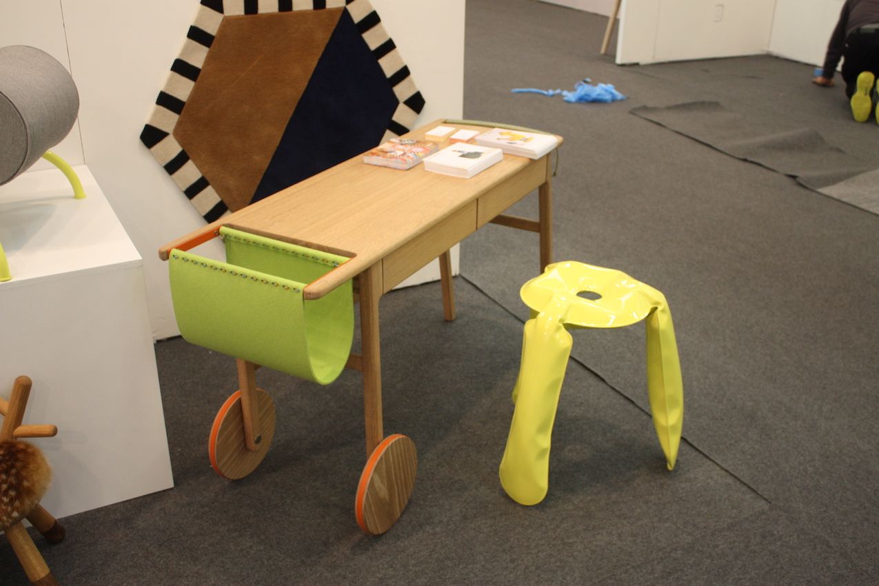 Kinder modern sheeld desk