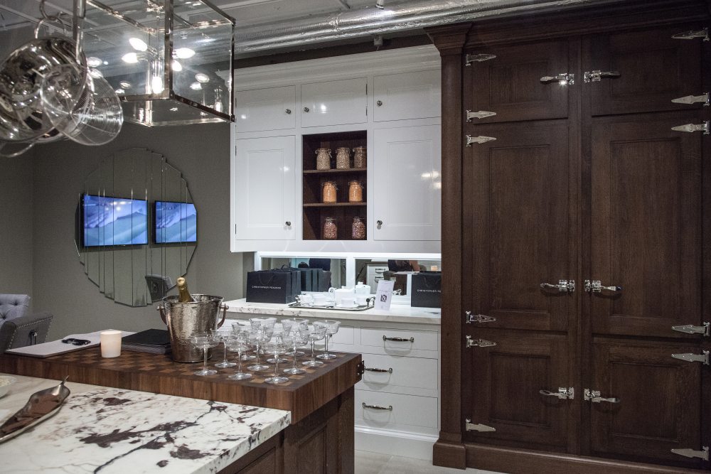 Kitchen decor with two tone cabinets