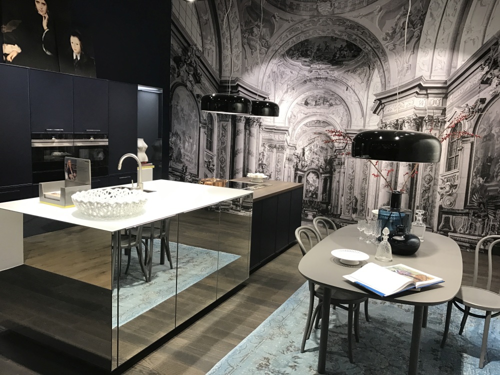 Kitchen island featuring a mirrored island