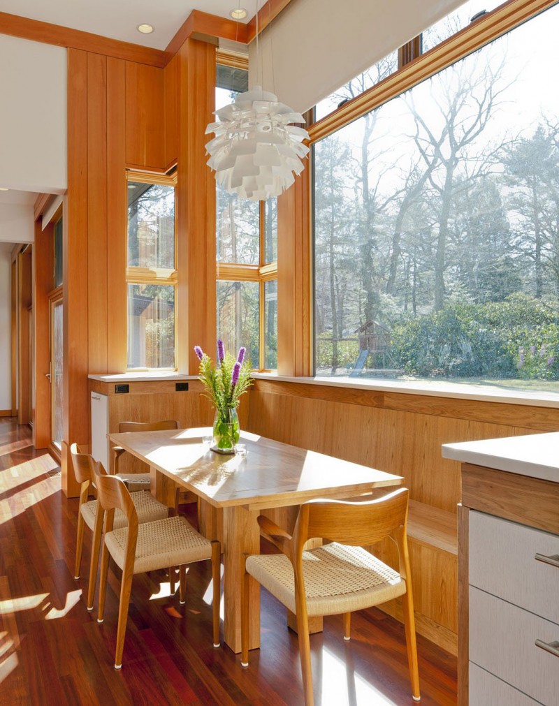 Kitchen nook with built in bench