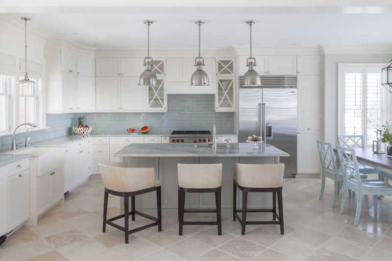 Bar stools that can fit under the island keep the area looking big and open