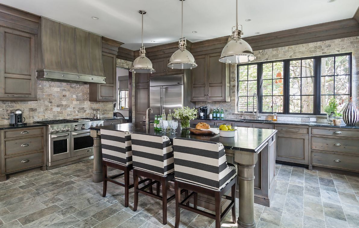 LArge kitchen with a vintage flair and island