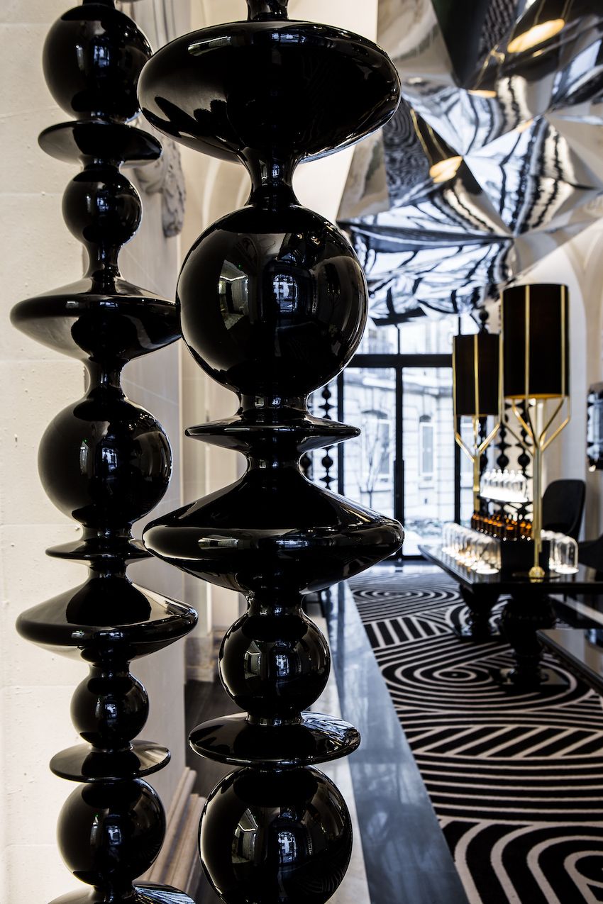 La Clef Cozy Paris Hotel - black columns