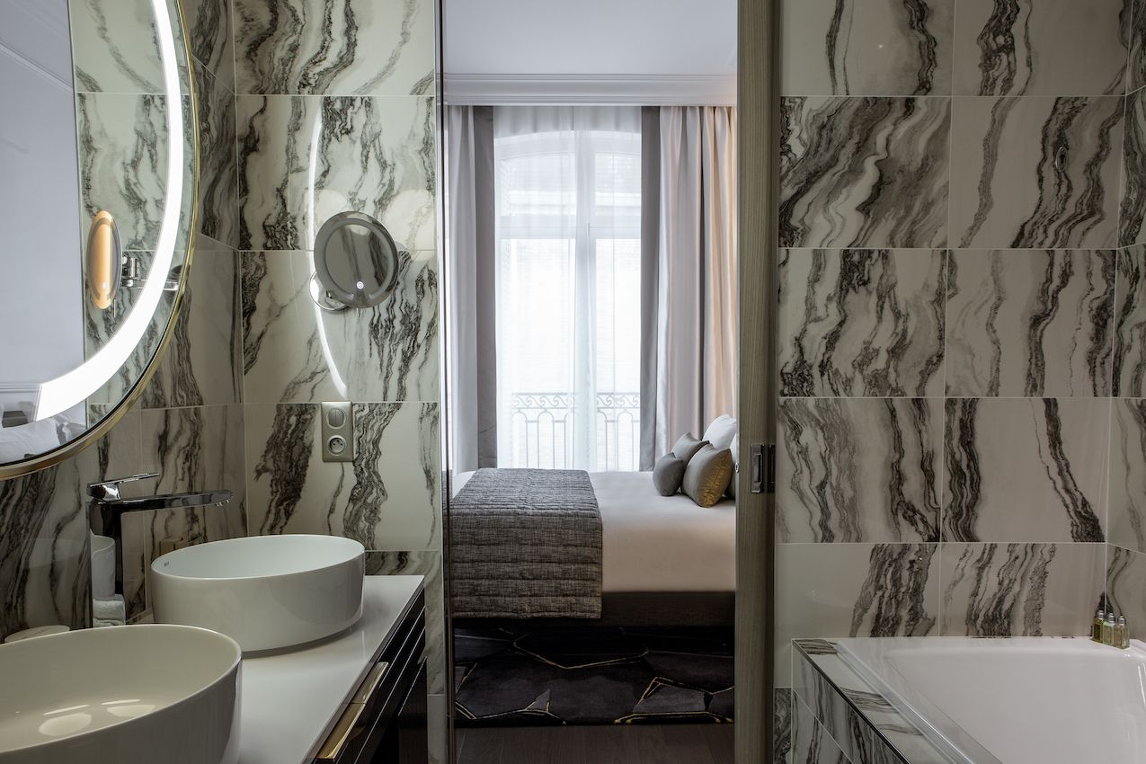 La Clef Cozy Paris Hotel - marble bathroom