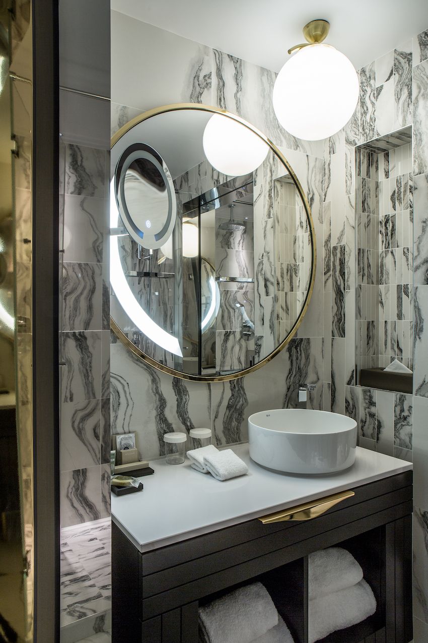 La Clef Cozy Paris Hotel - small bath with marble