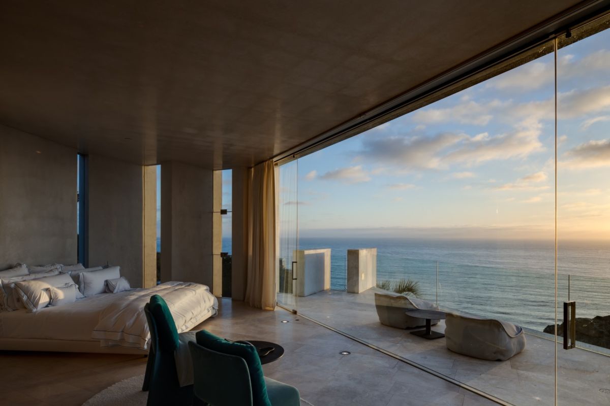 La Jolla’s Iconic Razor House bedroom view