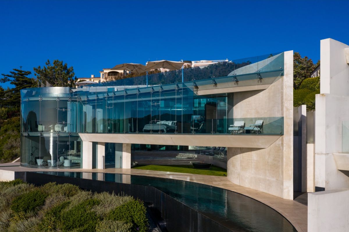 La Jolla’s Iconic Razor House full glass walls