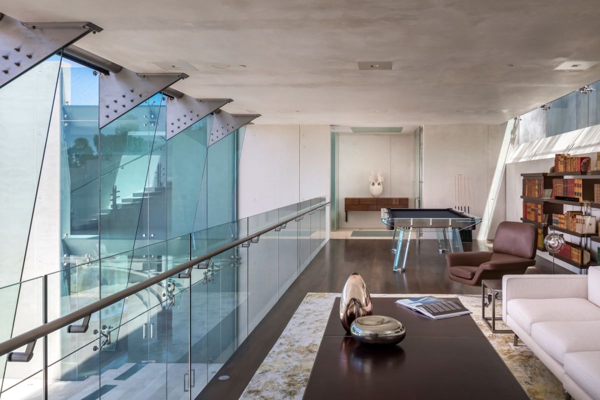 La Jolla’s Iconic Razor House glass baustrade