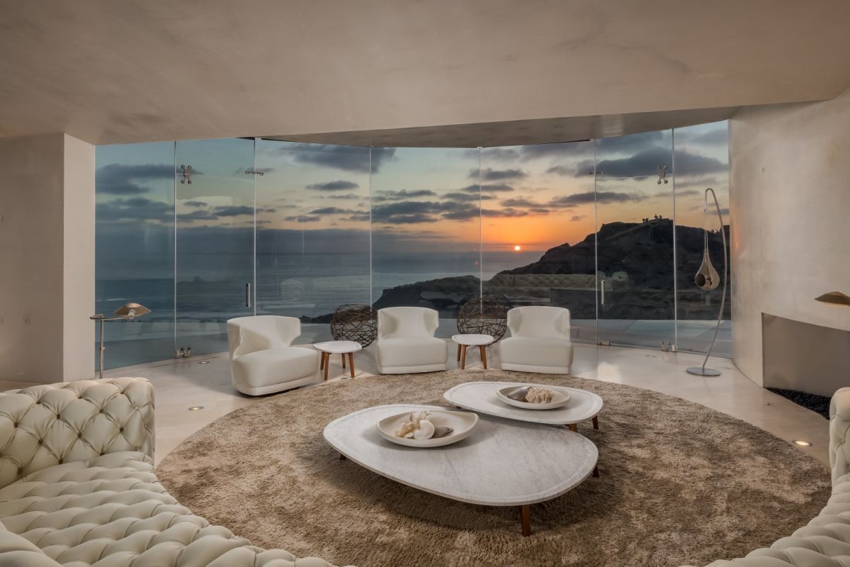 La Jolla’s Iconic Razor House living room