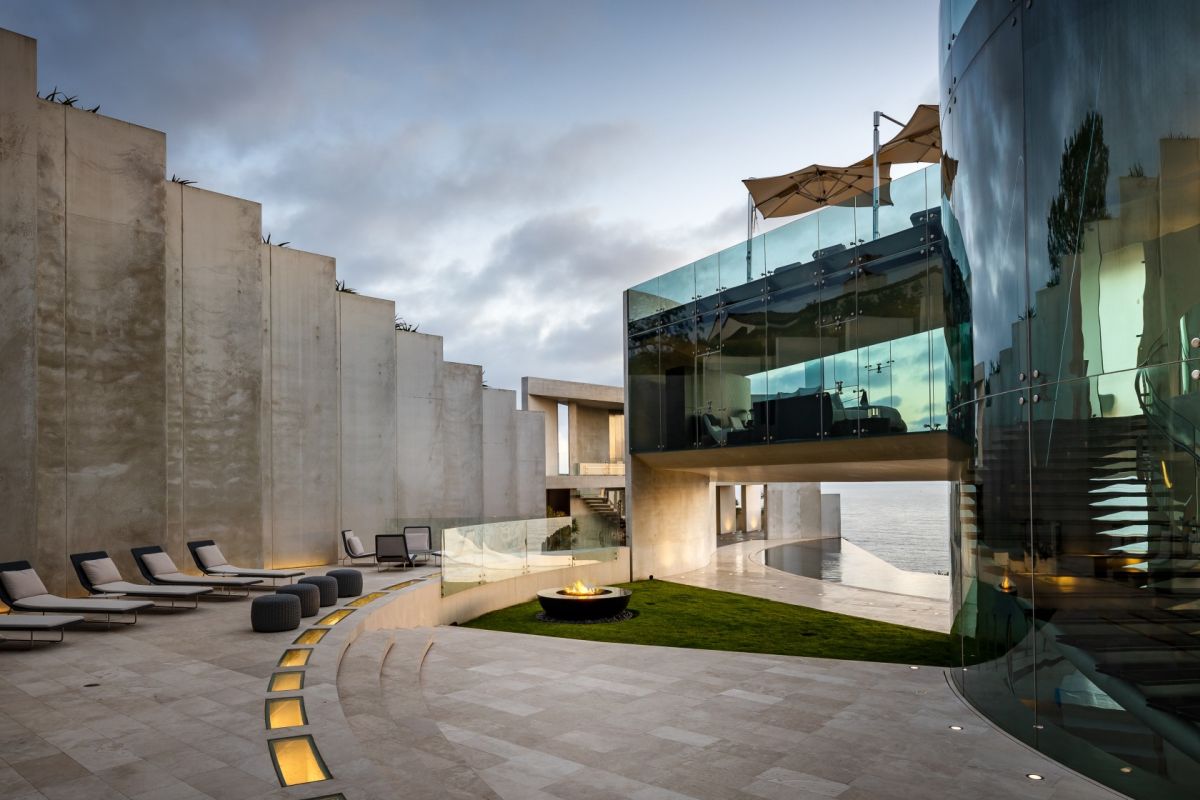 La Jolla’s Iconic Razor House lounge chairs