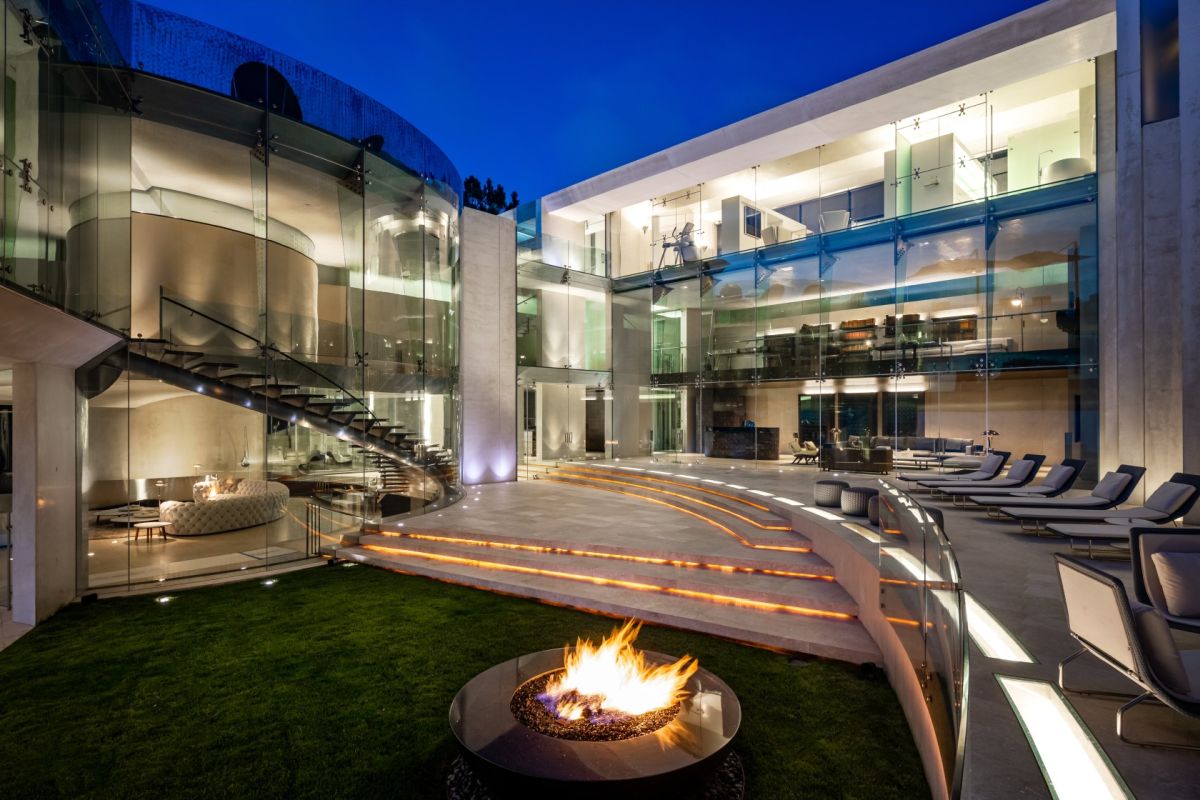 Sleek Glass and Concrete Razor House Clings to a Cliff Over the Pacific