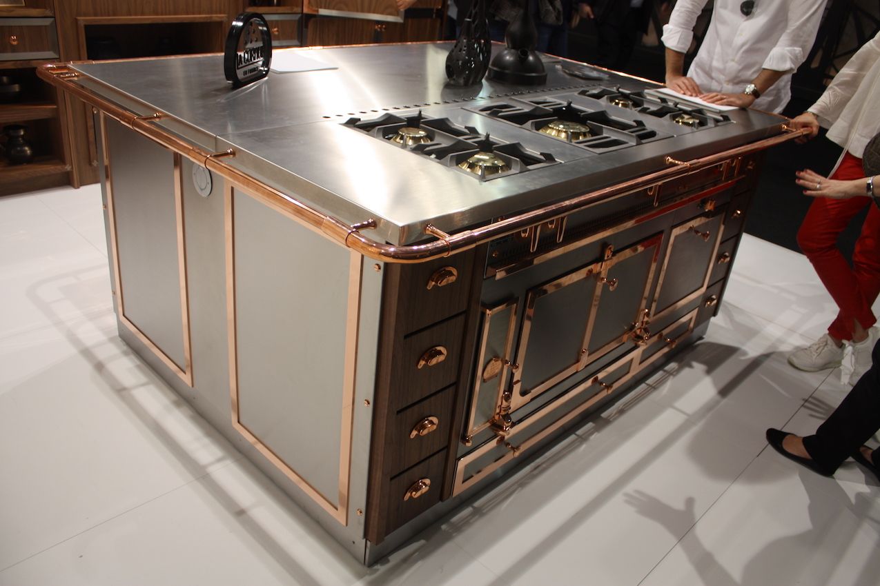 La cornue island with copper accents for stainless steel