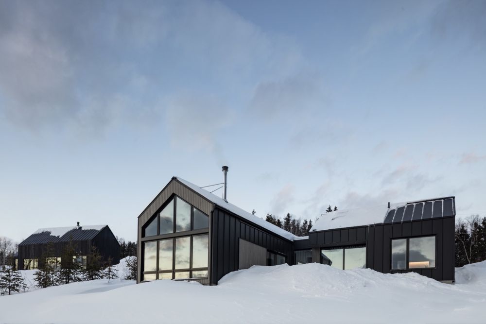 La malbaie Canada - The Chalet du Bois Flotté with black exterior
