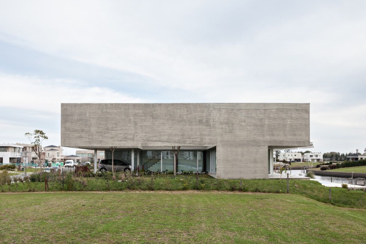 Lamas House in concrete by moarqs and OTTOLENGHI architects Facade