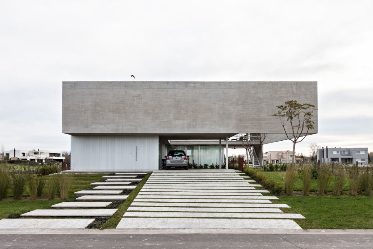 Lamas House in concrete by moarqs and OTTOLENGHI architects driveway