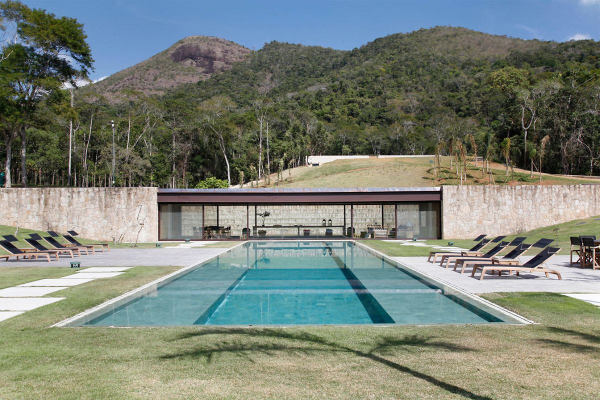 Large and beautiful pool Dream House by bernardes and jacobsen arquitetura