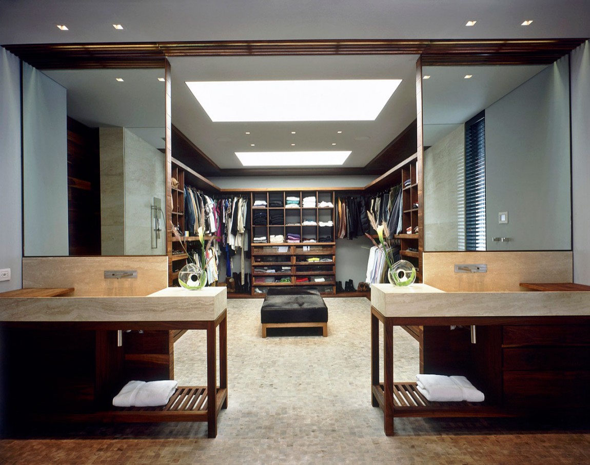 Large bathroom walk in closet from House La Punta by Central De Arquitectura