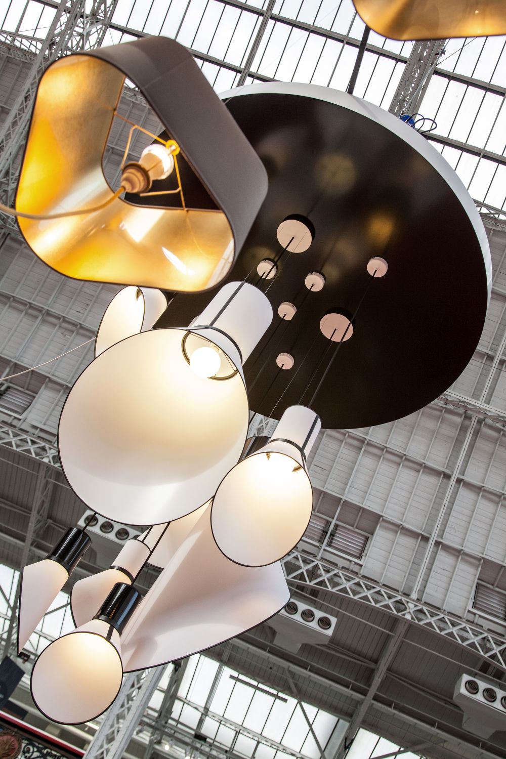 Large chandelier in white from Designheure