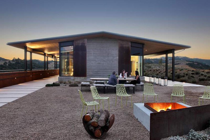 Law Winery House in California With an amazing outdoor seating