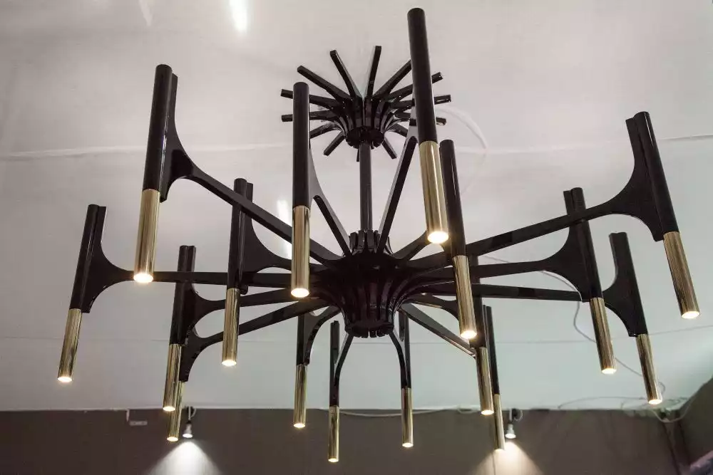 Le moyen chandelier in black with gold