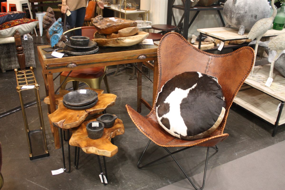 Leather butterfly chair with hairpin legs and wood slab with hairpin legs