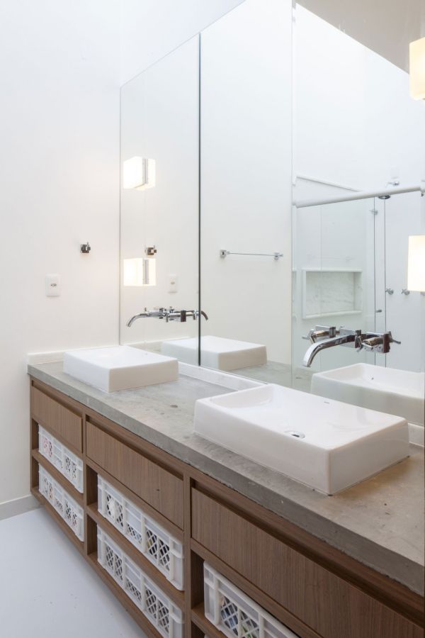 Linhares Dias House Contemporary bathroom