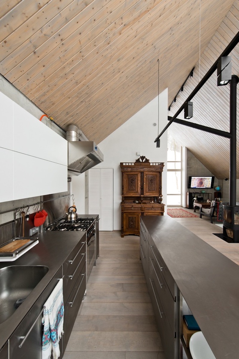 The kitchen is reminiscent of professional restaurant cuisine, featuring stainless steel counters