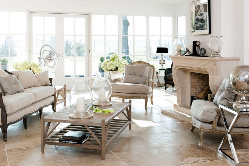 Living room with large porcelain tiles