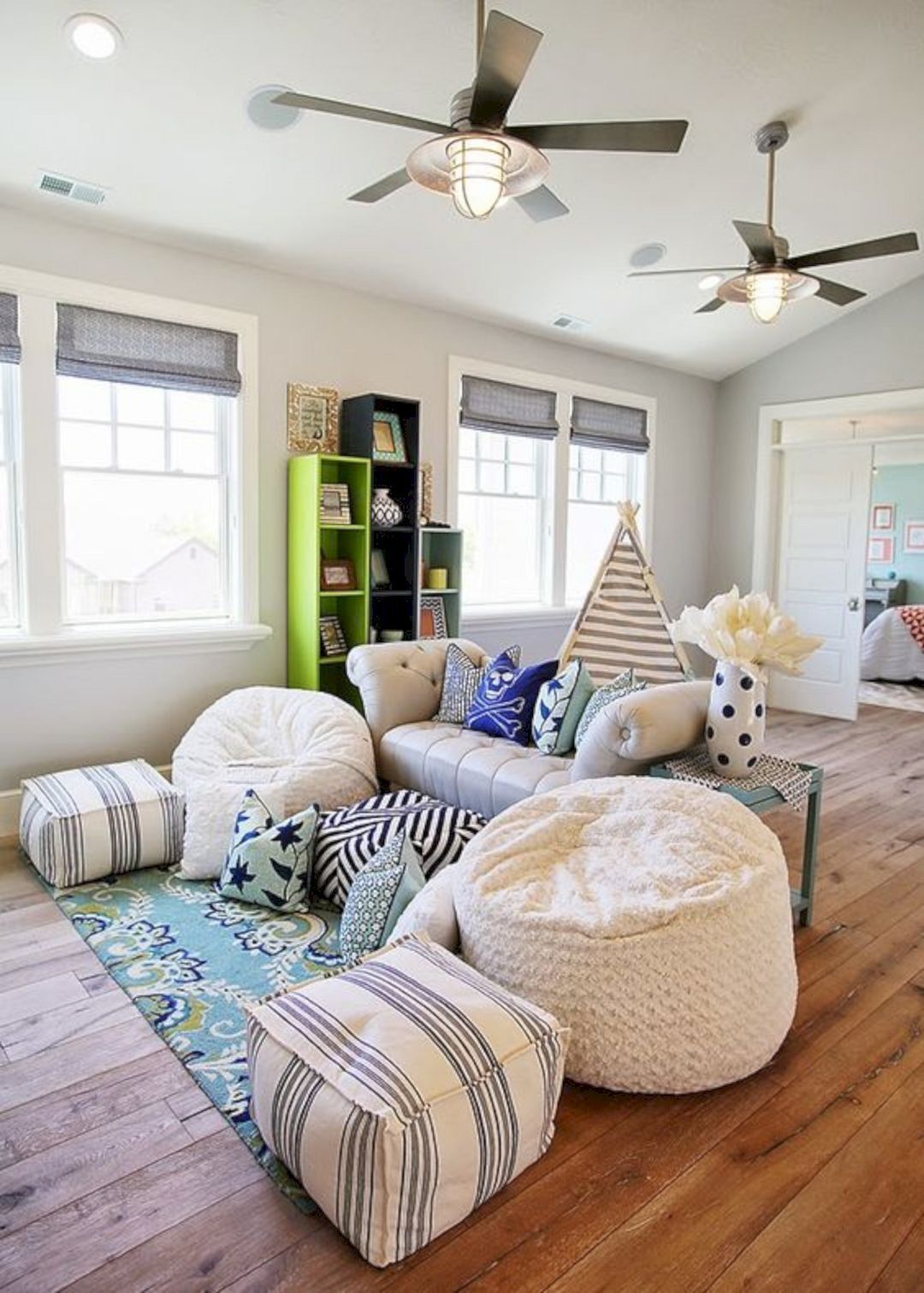 Living room with lot of poufs around