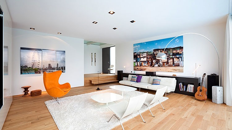 Living room with multiple seating solutions - Egg Chair in Orange