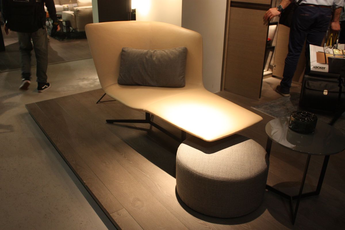 Lounge chair with back