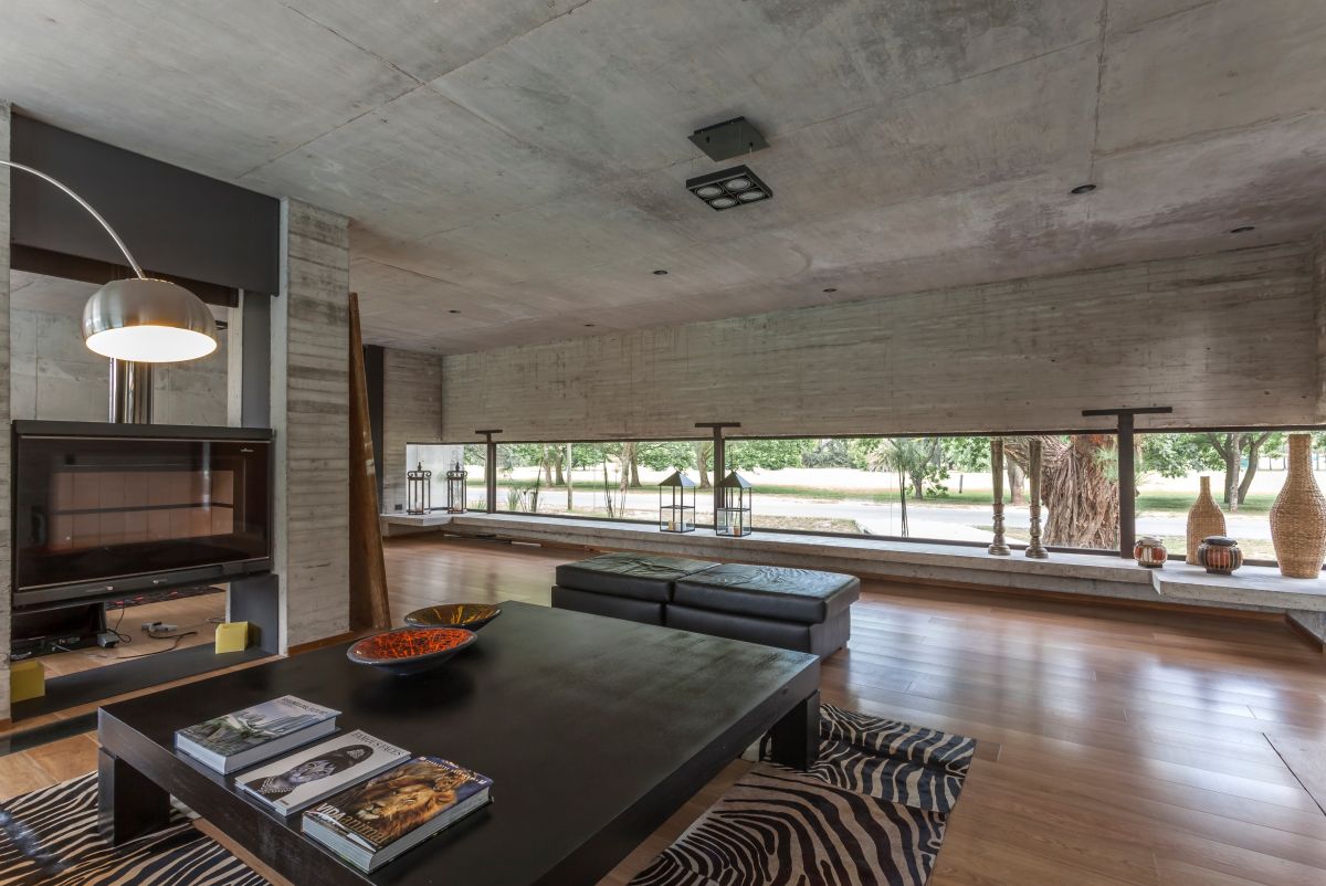 Variations in the look of the concrete add interest to the walls.