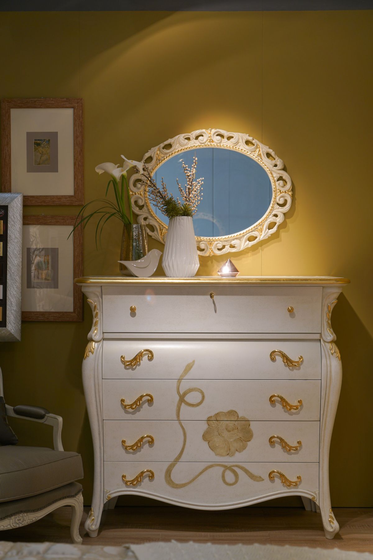 Luxury cabinet with drawers in white with gold accents