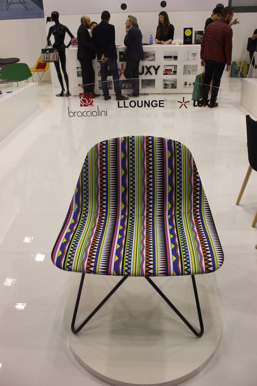 Luxy patterend chair featuring hairpin legs