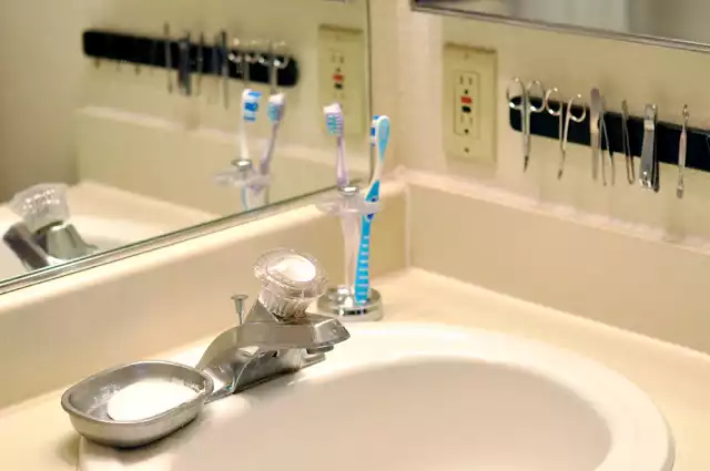 Magnetic bathroom rack