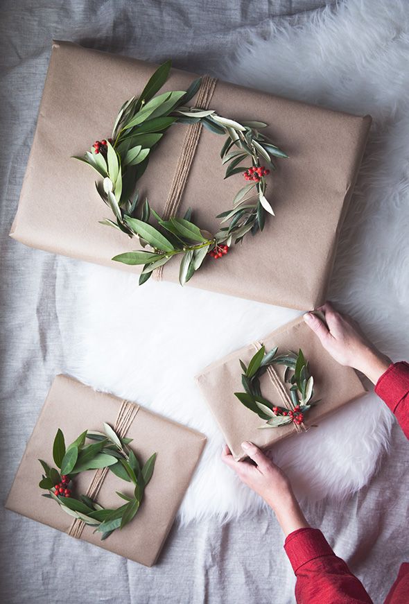 Making wreath gift toppers