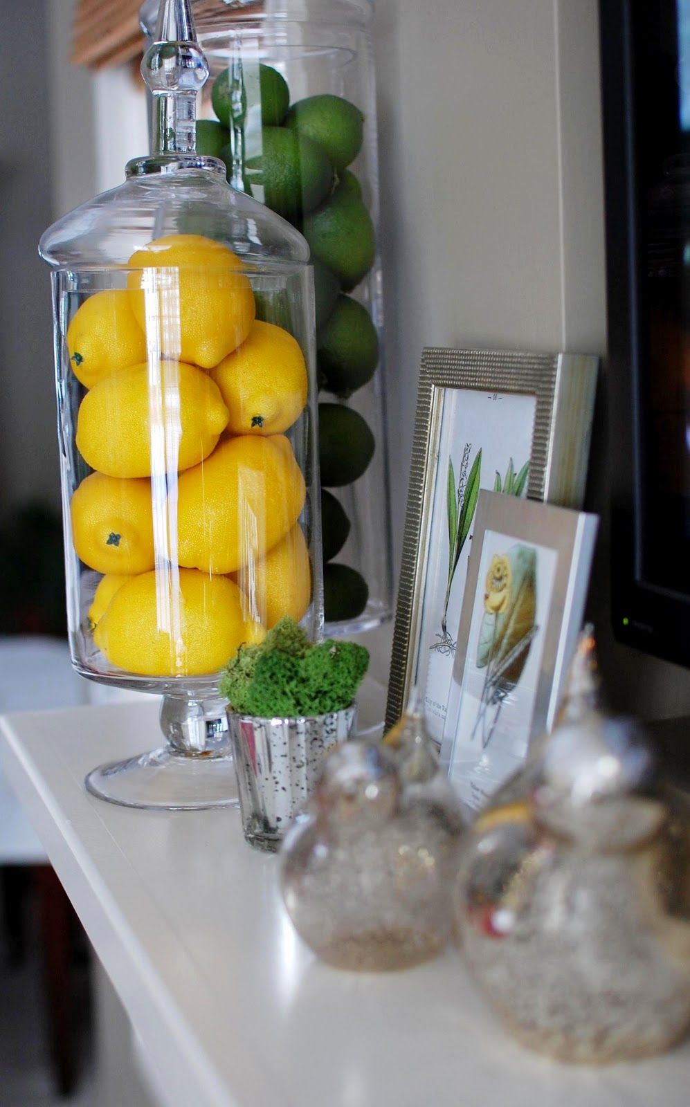 Mantel Bring color into the house through lemons