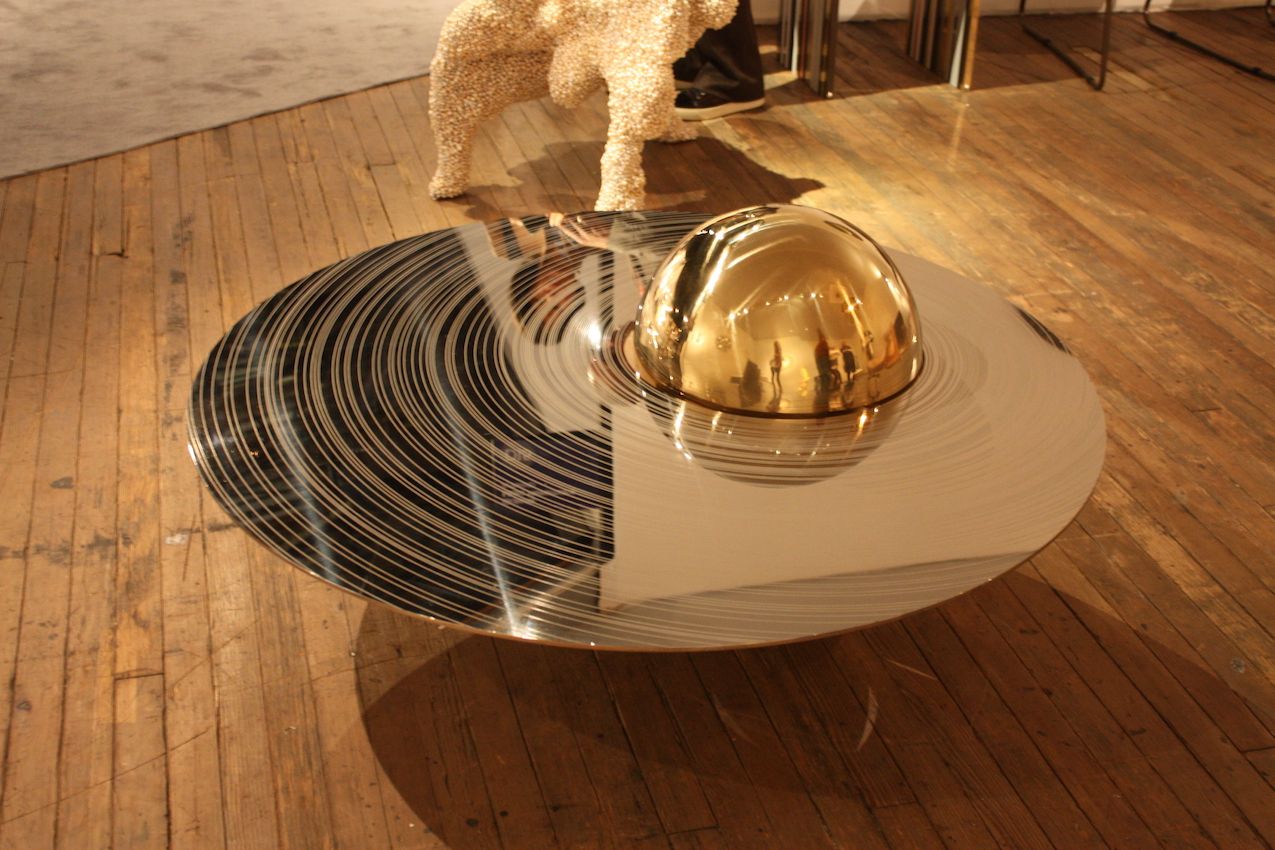 Low and smooth, this table evokes movement.