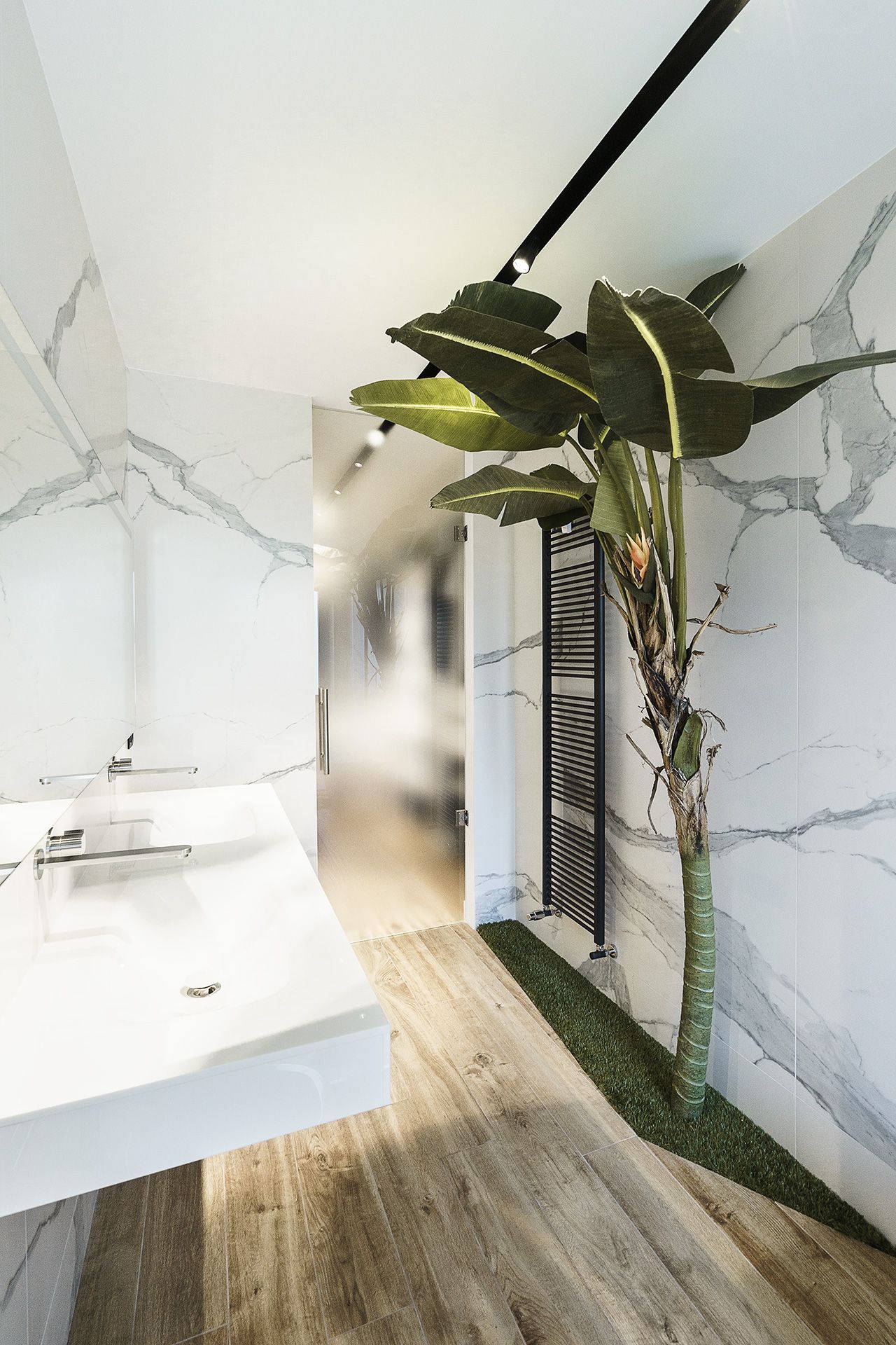 The banana tree is a whimsical addition to the bathroom.