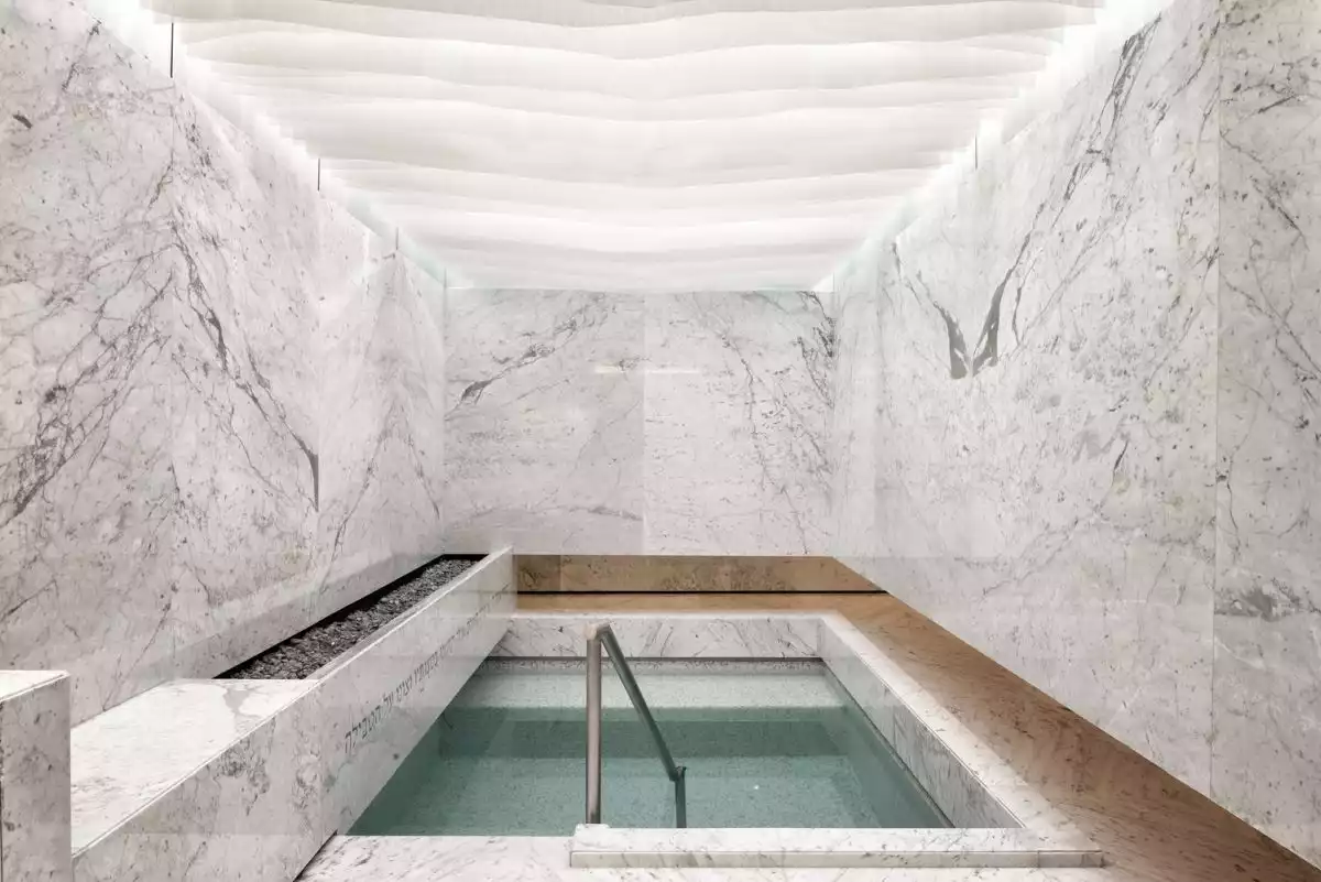 Marble walls small indoor pool - Mikveh Oh by arqhé studio