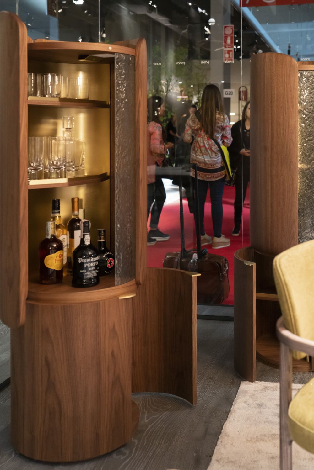 Mary freestanding porada bar