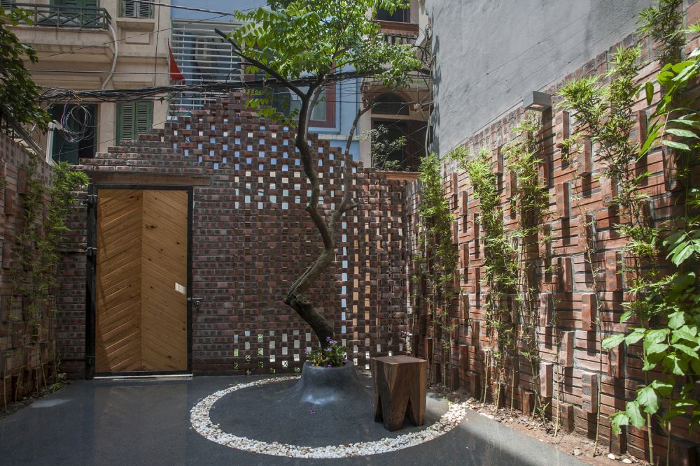 Masion with a fence made from perforated bricks - courtyard