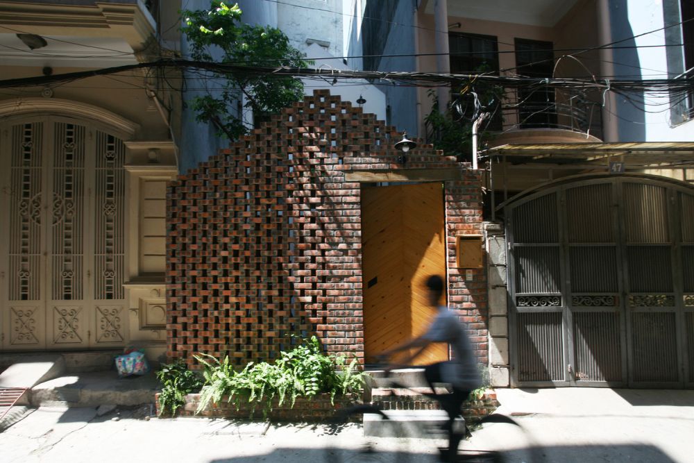 Masion with a fence made from perforated bricks